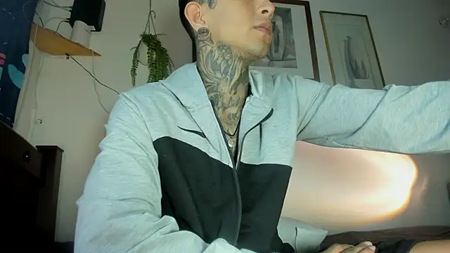 Travistanner 28 online show from April 13, 10:03 pm