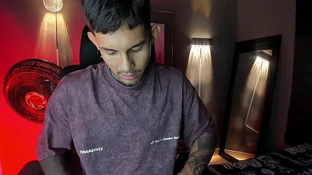 Travistanner 28 online show from April 5, 7:26 am