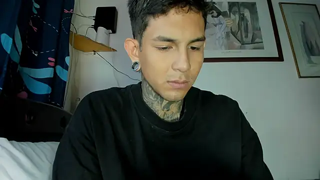 Travistanner 28 online show from April 14, 4:01 pm