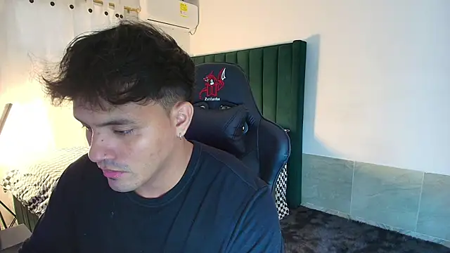 Snapshot of man_dur07 chatting on November 29, 6:19 pm man dur07 online show from November 29, 6:19 pm