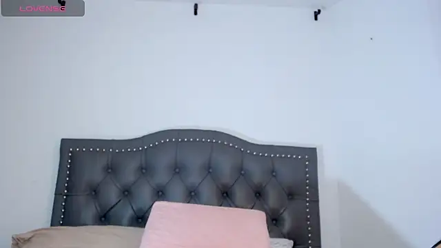 Snapshot of pamela_ chatting on October 17, 11:06 pm pamela online show from October 17, 11:06 pm