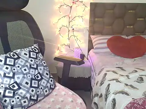 Snapshot of CUTE_princess_143 chatting on October 16, 12:30 am CUTE princess 143 online show from October 16, 12:30 am