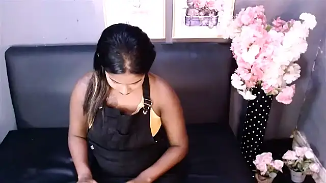 Snapshot of Littleindianmilf chatting on February 25, 7:52 am Littleindianmilf online show from February 25, 7:52 am
