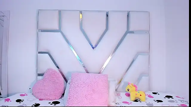  Mia Wallace online show from January 9, 8:33 pm