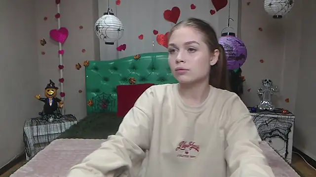 Snapshot of LaraPika chatting on November 4, 6:11 pm LaraPika online show from November 4, 6:11 pm