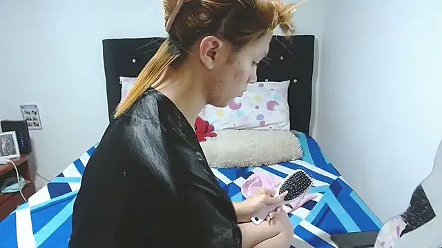 Snapshot of giuliana_andrade chatting on November 14, 12:25 am giuliana andrade online show from November 14, 12:25 am