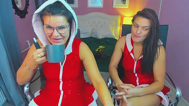 Snapshot of EricaAndPenelopa chatting on December 23, 3:07 am EricaAndPenelopa online show from December 23, 3:07 am