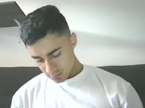 Snapshot of Danifornari chatting on December 5, 7:33 pm Danifornari online show from December 5, 7:33 pm