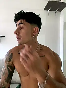 Snapshot of Danifornari chatting on October 29, 8:19 pm Danifornari online show from October 29, 8:19 pm