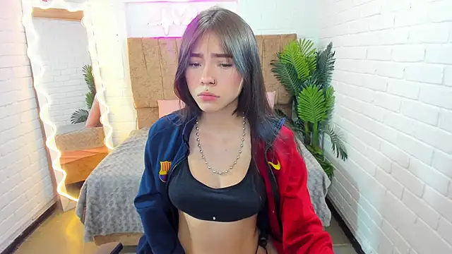 Snapshot of Roxanne_tay chatting on February 9, 7:19 pm Roxanne tay online show from February 9, 7:19 pm