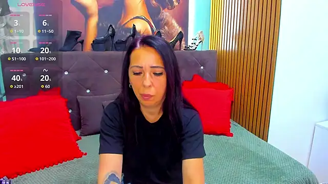 Snapshot of LauraSin chatting on June 19, 5:52 pm LauraSin online show from June 19, 5:52 pm