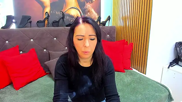 LauraSin online show from February 19, 7:00 pm