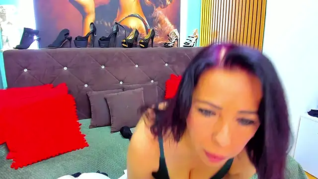 LauraSin online show from May 30, 3:35 am