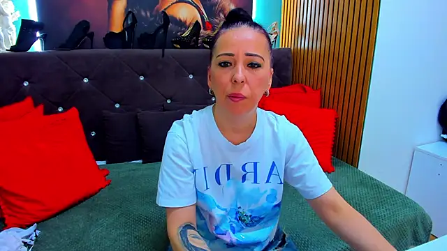 LauraSin online show from May 21, 6:05 pm
