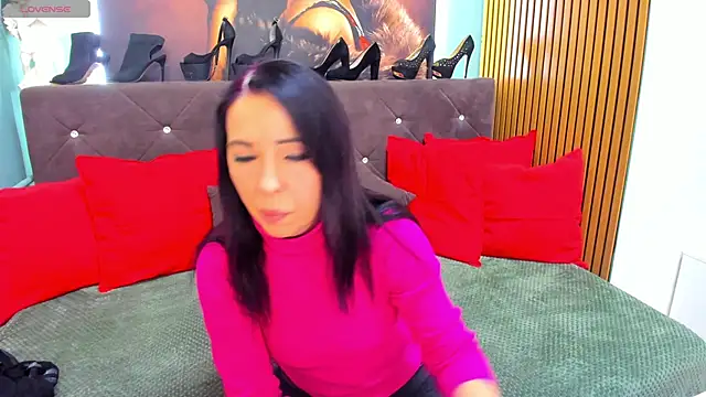 LauraSin online show from February 17, 7:00 pm