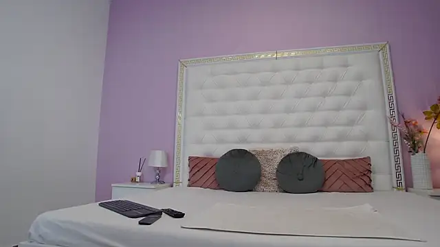 Lenna Paul online show from December 5, 4:55 am