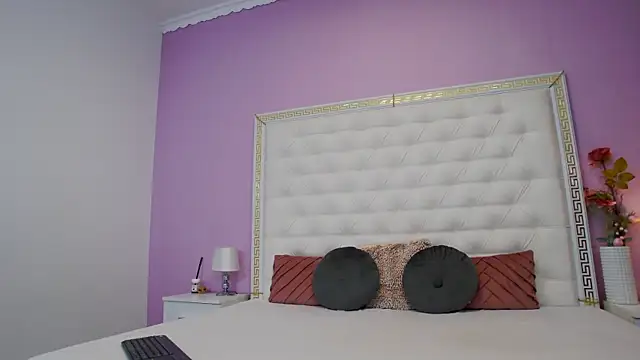 Lenna Paul online show from December 17, 4:50 am