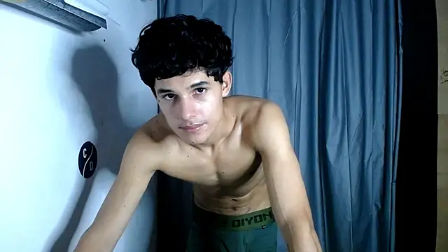 Snapshot of freddy_romas chatting on February 13, 3:39 am freddy romas online show from February 13, 3:39 am