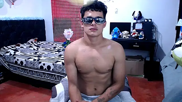 Snapshot of freddy_romas chatting on July 16, 12:18 am freddy romas online show from July 16, 12:18 am