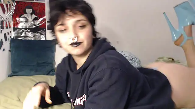 Snapshot of kinkyspirali chatting on December 16, 7:29 pm kinkyspirali online show from December 16, 7:29 pm