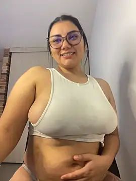 Snapshot of Lili-52 chatting on January 18, 4:21 pm Lili-52 online show from January 18, 4:21 pm