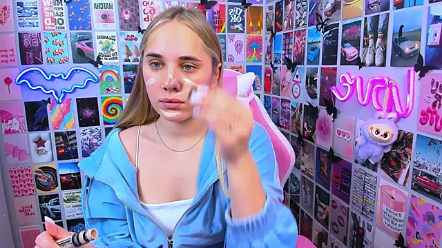 Snapshot of MiaMilas chatting on December 15, 2:01 pm MiaMilas online show from December 15, 2:01 pm