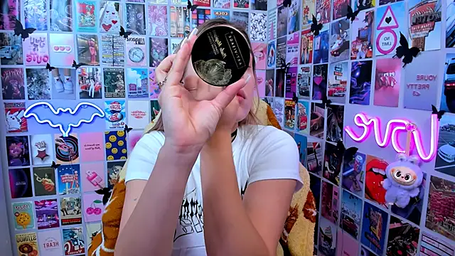 Snapshot of MiaMilas chatting on October 22, 12:26 pm MiaMilas online show from October 22, 12:26 pm