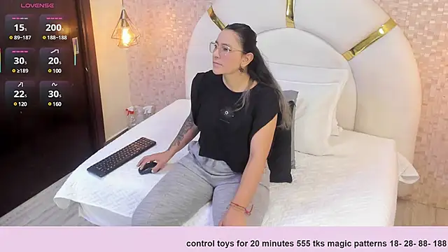 Snapshot of sophie_1 chatting on March 1, 3:10 am sophie 1 online show from March 1, 3:10 am