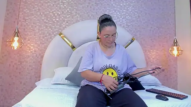 Snapshot of sophie_1 chatting on March 17, 3:03 am sophie 1 online show from March 17, 3:03 am