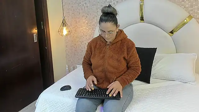 Snapshot of sophie_1 chatting on February 26, 3:03 am sophie 1 online show from February 26, 3:03 am