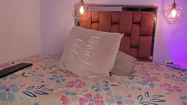 kristakinnky online show from November 11, 1:39 pm