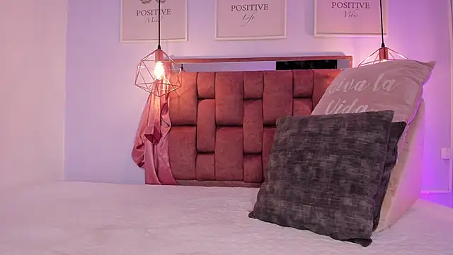 kristakinnky online show from April 2, 12:01 pm