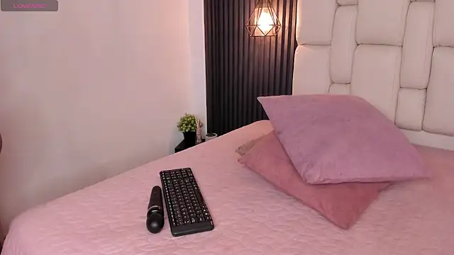kristakinnky online show from May 27, 12:12 pm