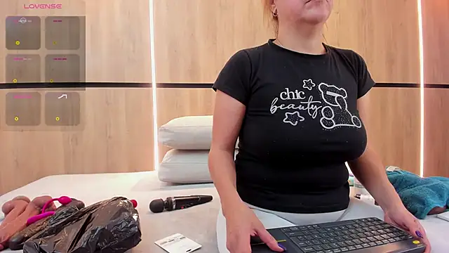 Snapshot of adela_chase chatting on October 31, 3:03 am adela chase online show from October 31, 3:03 am