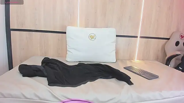 adela chase online show from December 23, 2:00 am