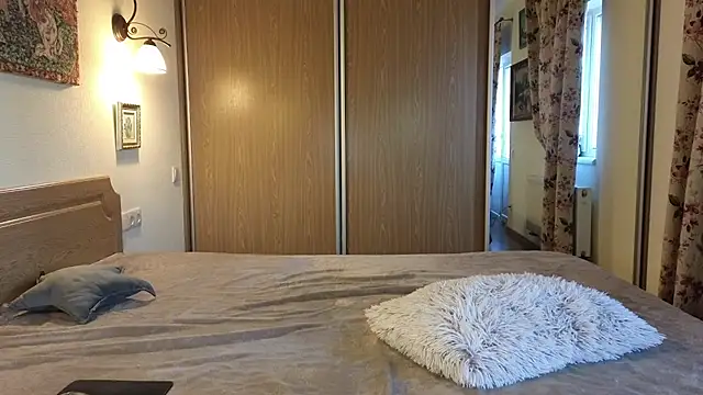 Tutti Frutt1s online show from April 12, 5:00 am