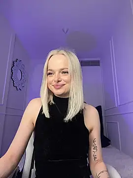 Snapshot of horny_blondiee chatting on March 22, 11:32 am horny blondiee online show from March 22, 11:32 am