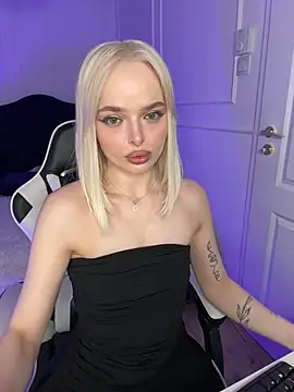 Snapshot of horny_blondiee chatting on March 19, 6:34 pm horny blondiee online show from March 19, 6:34 pm