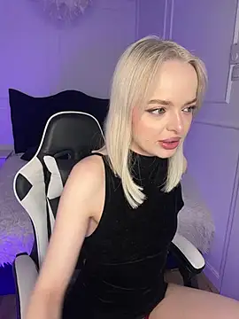 Snapshot of horny_blondiee chatting on March 22, 8:29 am horny blondiee online show from March 22, 8:29 am