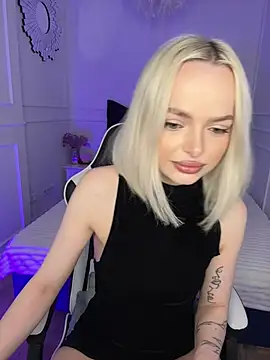 Snapshot of horny_blondiee chatting on March 8, 8:44 am horny blondiee online show from March 8, 8:44 am