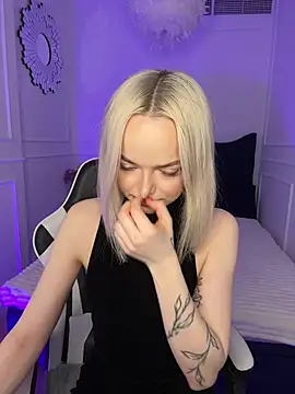 Snapshot of horny_blondiee chatting on March 6, 8:30 am horny blondiee online show from March 6, 8:30 am