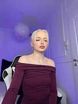 Snapshot of horny_blondiee chatting on March 19, 8:23 am horny blondiee online show from March 19, 8:23 am