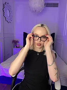 Snapshot of horny_blondiee chatting on March 10, 8:28 am horny blondiee online show from March 10, 8:28 am