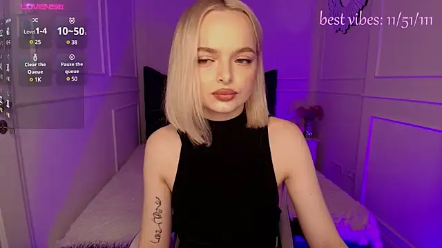 Snapshot of horny_blondiee chatting on February 27, 8:46 am horny blondiee online show from February 27, 8:46 am