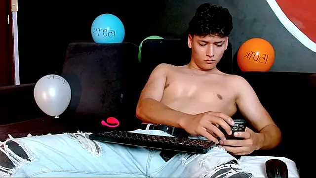 Snapshot of LiamEvans_0 chatting on March 11, 3:56 pm LiamEvans 0 online show from March 11, 3:56 pm