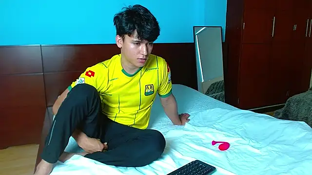 Snapshot of LiamEvans_0 chatting on February 11, 7:48 pm LiamEvans 0 online show from February 11, 7:48 pm