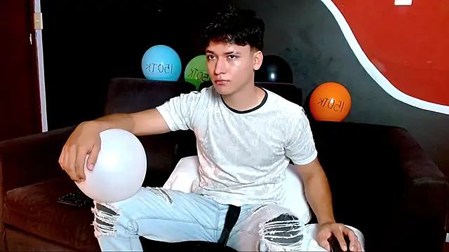 Snapshot of LiamEvans_0 chatting on March 11, 12:50 pm LiamEvans 0 online show from March 11, 12:50 pm