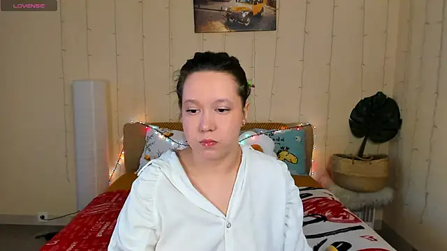 Snapshot of Mira_Karter chatting on May 15, 3:59 am Mira Karter online show from May 15, 3:59 am