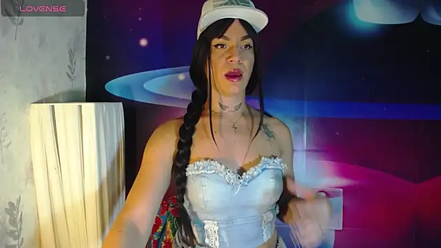 Snapshot of KamilaParrisx chatting on December 3, 3:18 am KamilaParrisx online show from December 3, 3:18 am