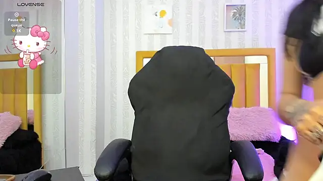 Snapshot of pettit_courtny chatting on September 23, 11:12 pm pettit courtny online show from September 23, 11:12 pm